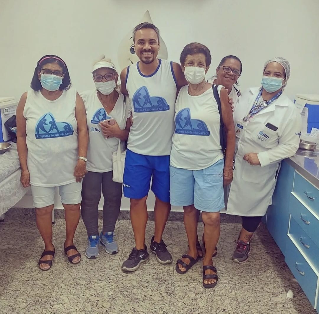 Programa Academia Carioca Recebendo A Vacina Bivalente