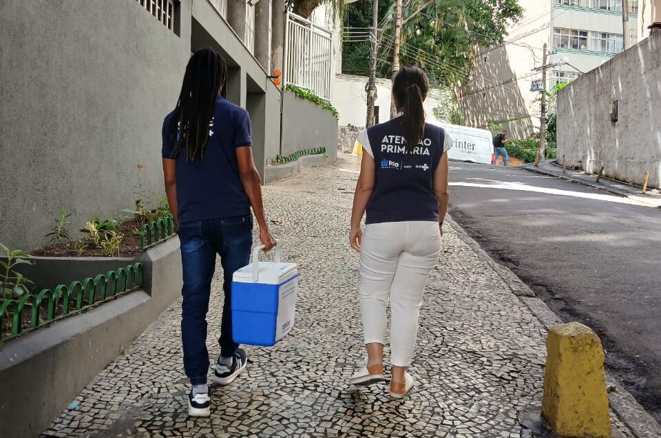 Ação de Vacinação para Influenza e Covid-19 aos Usuários Restritos ao Lar em Copacabana