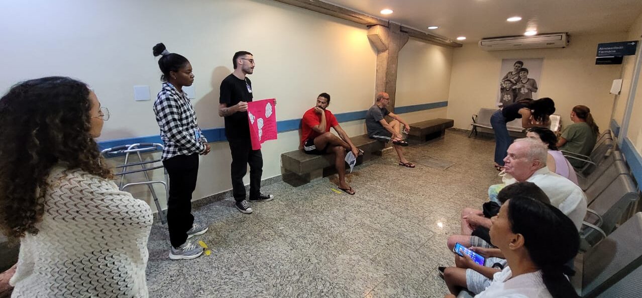 Sala de Espera Sobre Prevenção do Câncer do Intestino Com os Residentes do INCA