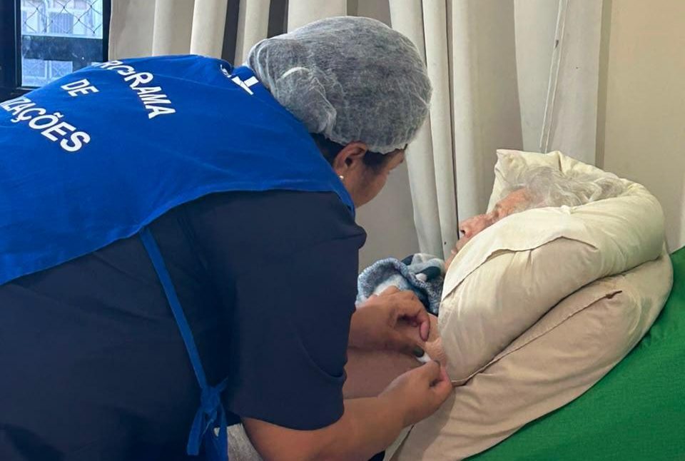 Vacinação em Instituição de Longa Permanência para Idosos – CMS João Barros Barreto